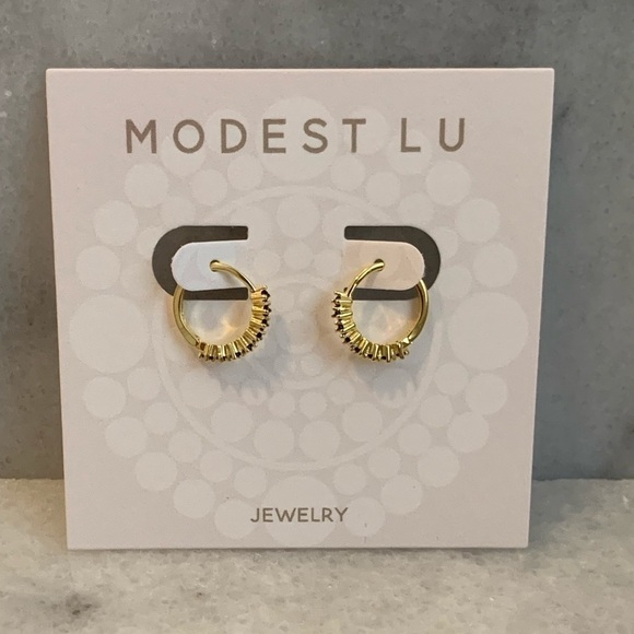 18K Gold Textured Crystal Huggie Hoop Earrings - Picture 2 of 6